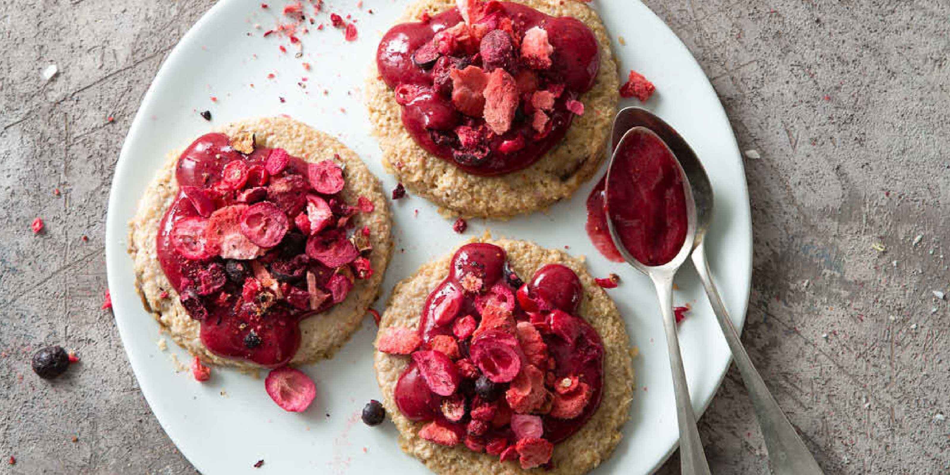 Beerensorbet auf Teigkissen