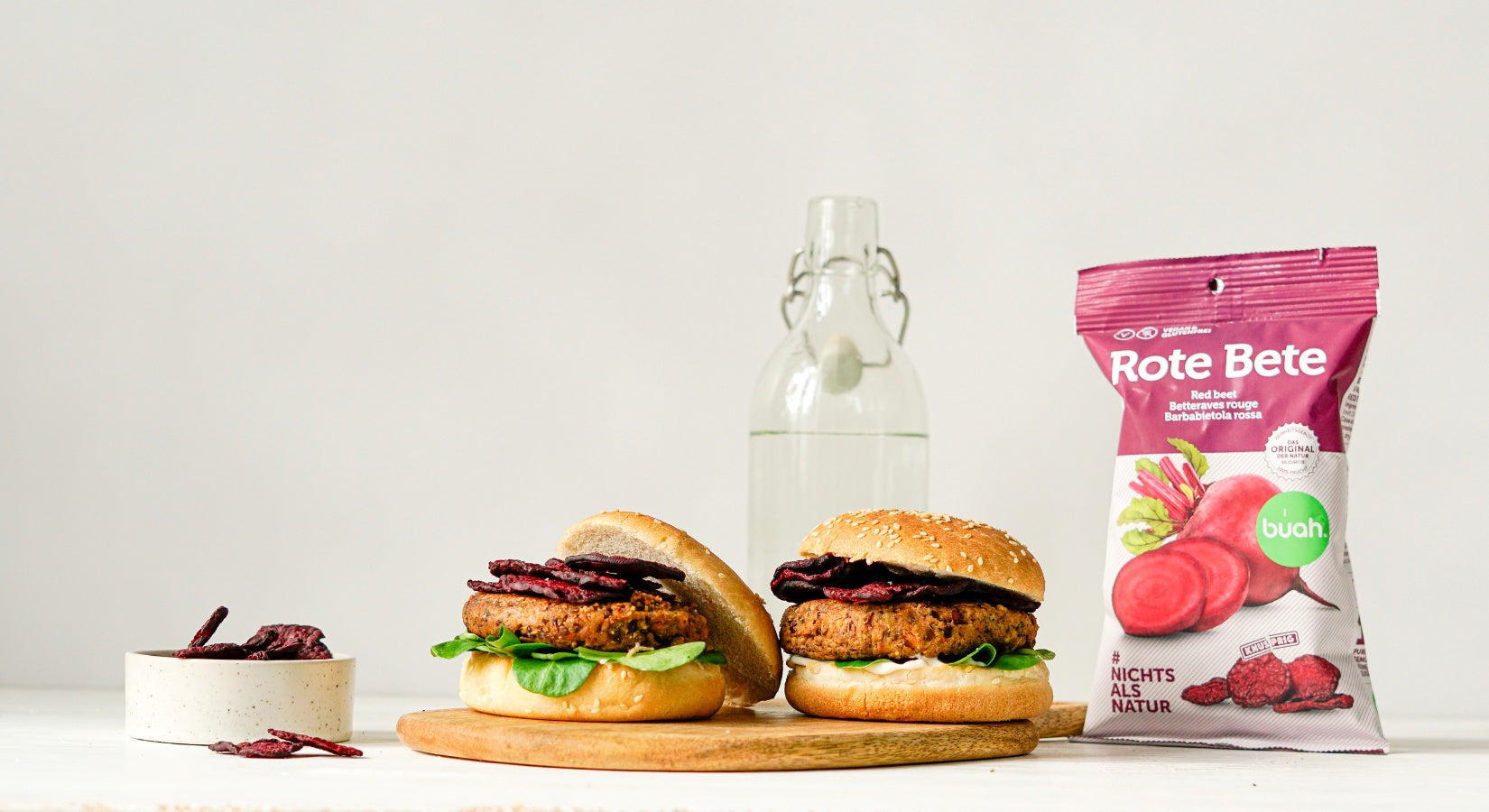 Gesunder Burger mit Kidneybohnen und rote Bete Chips