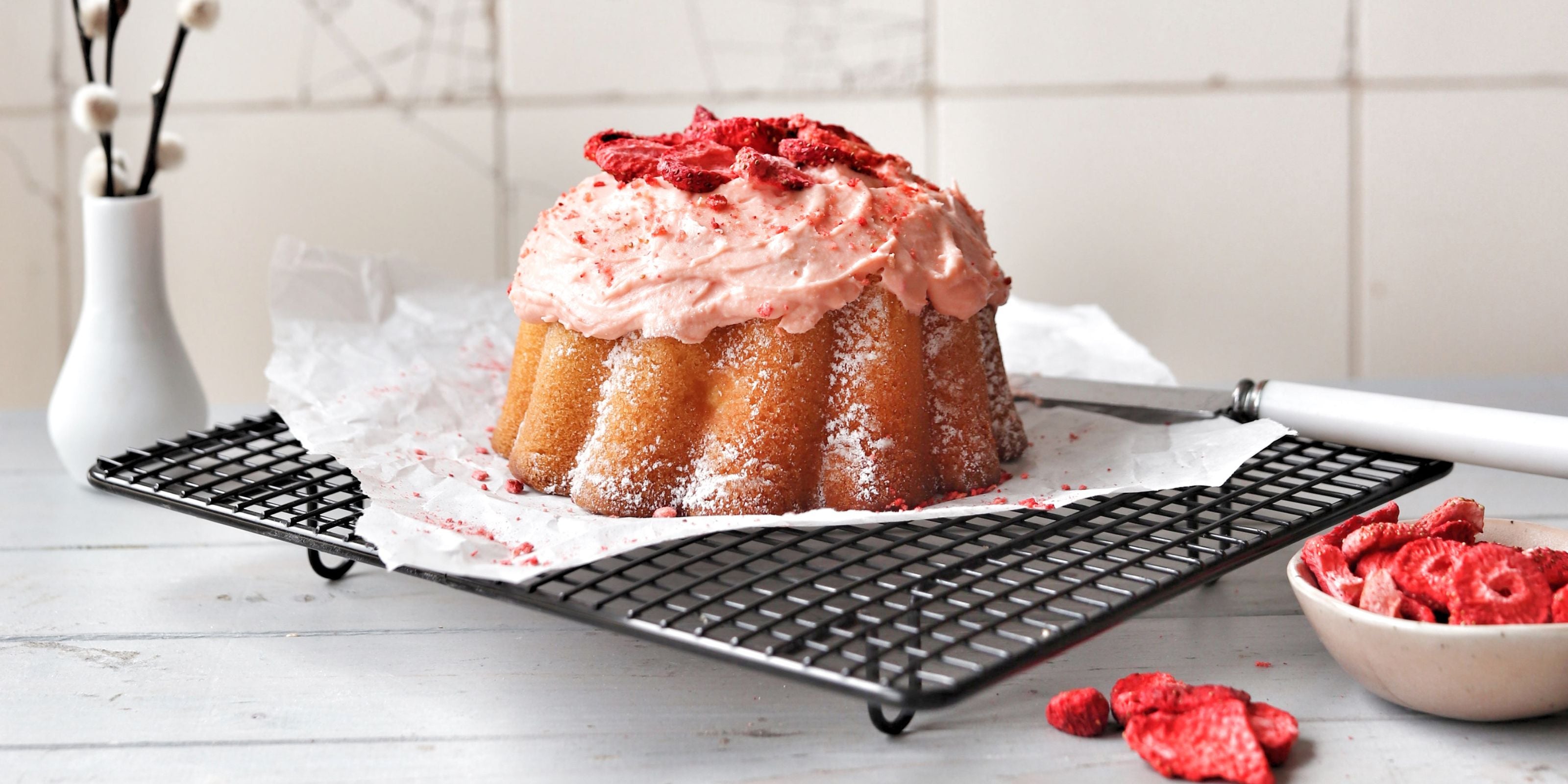 Gugelhupf mit fruchtigem Erdbeer-Frosting