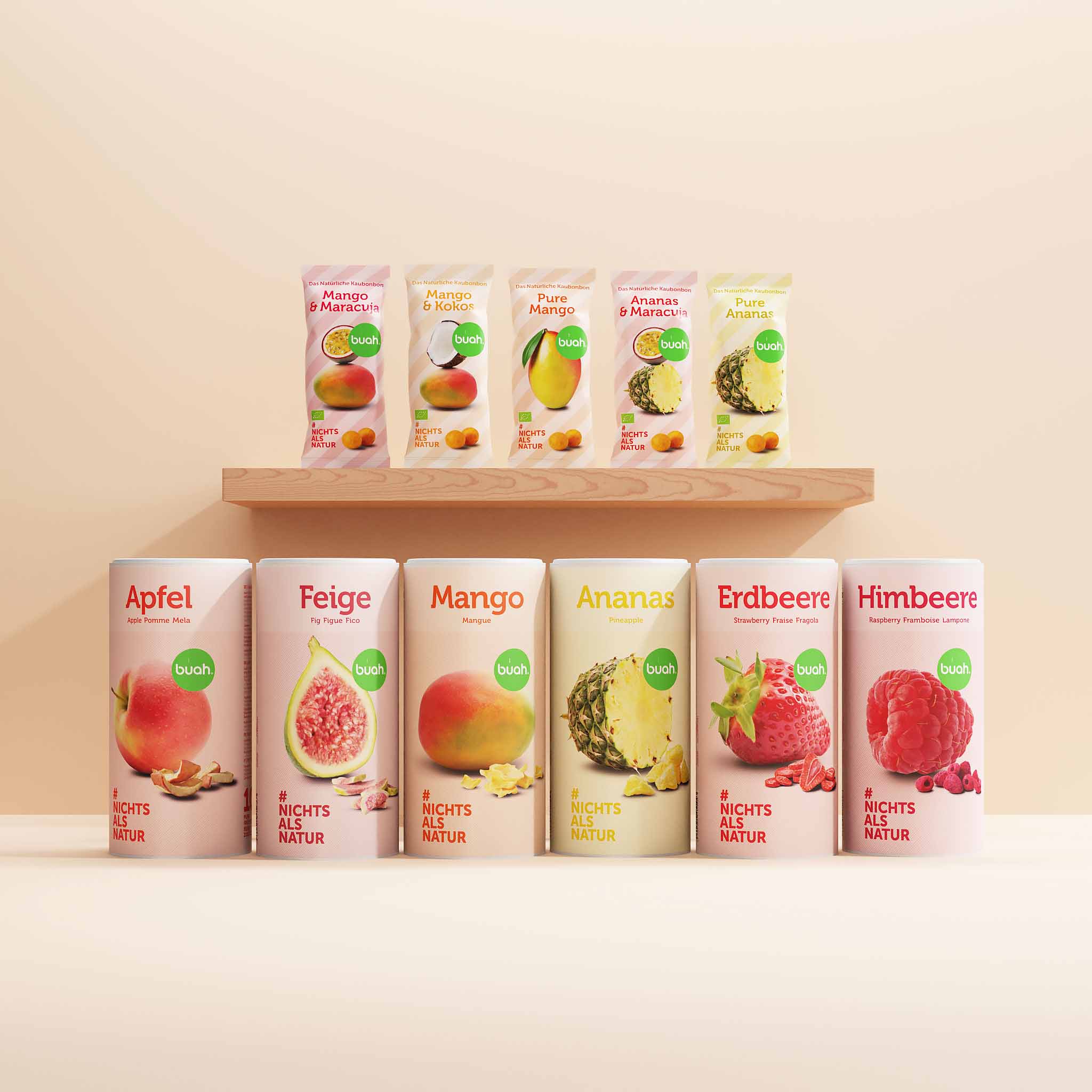 buah Fruechte in Form von großen Dosen und Kaubonbons verschiedener Sorten nebeneinander aufgereiht in zwei Ebenen