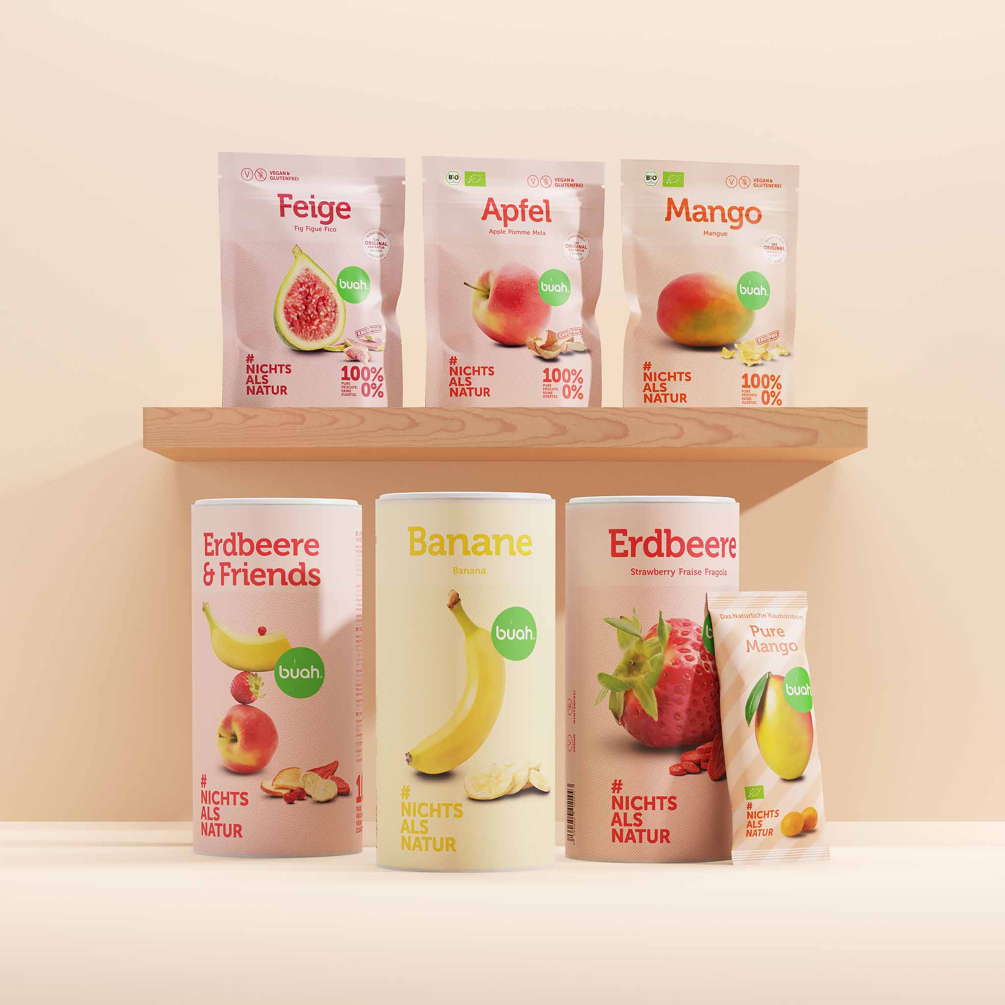 buah Dosen Erdbeere, Banane und Erdbeere & Friends stehen nebeneinander mit den Snackpacks Feige, Apfel und Mango auf einem Regal darueber