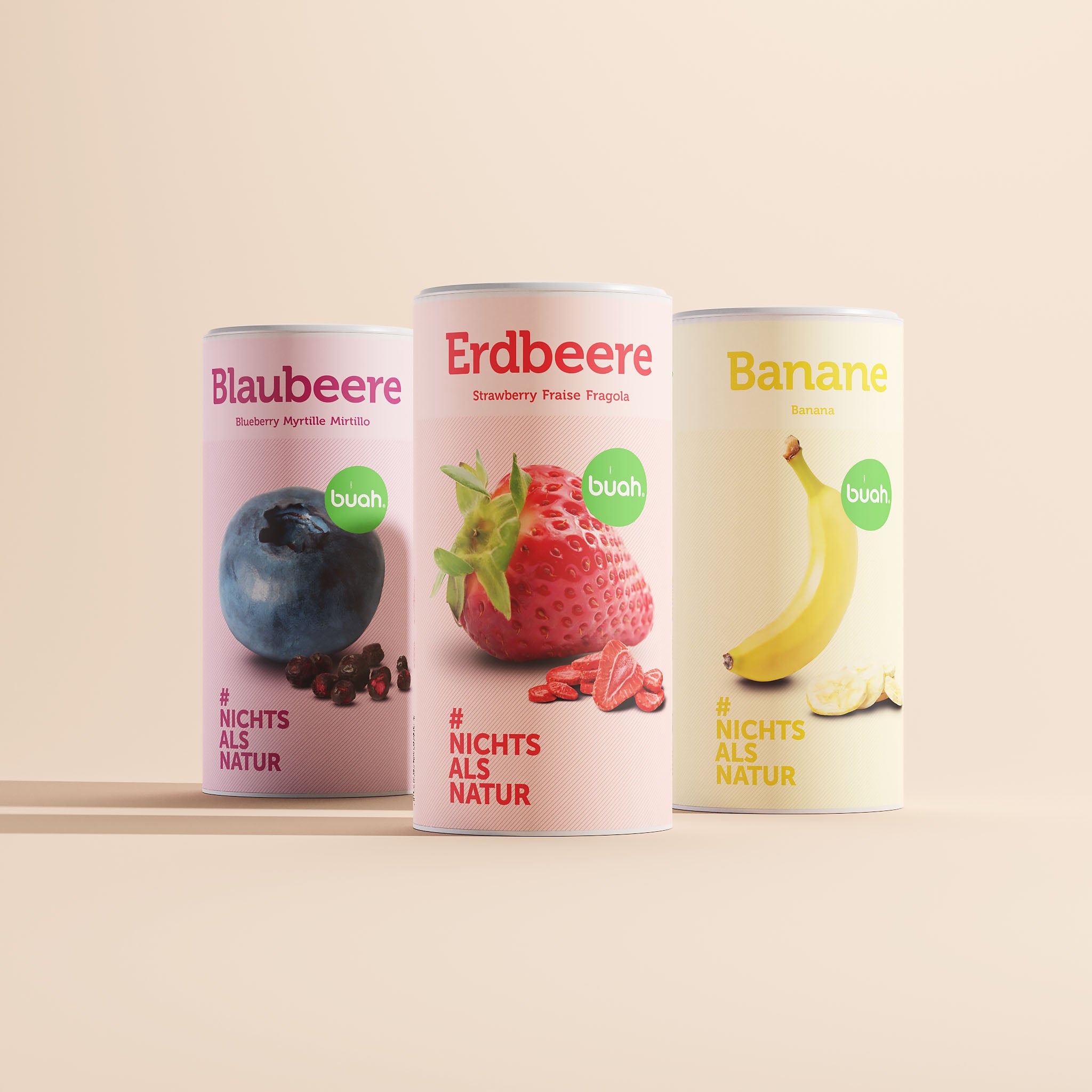 buah Dosen Blaubeere, Erdbeere und Banane nebeneinander aufgestellt