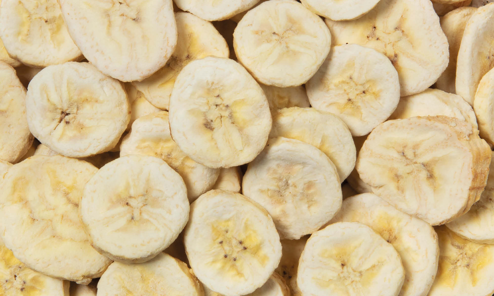 Viele buah gefriergetrocknete Bananenchips liegen auf und nebeneinander