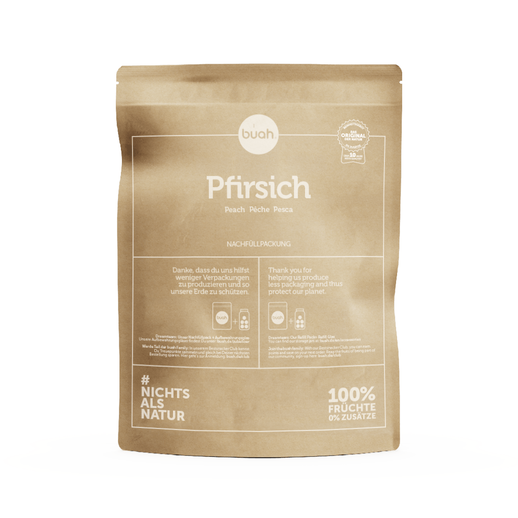 Eine große Nachfüllpackung aus braunem Kraftpapier für buah gefriergetrocknete Pfirsiche steht freigestellt auf einem rein weißen Hintergrund.