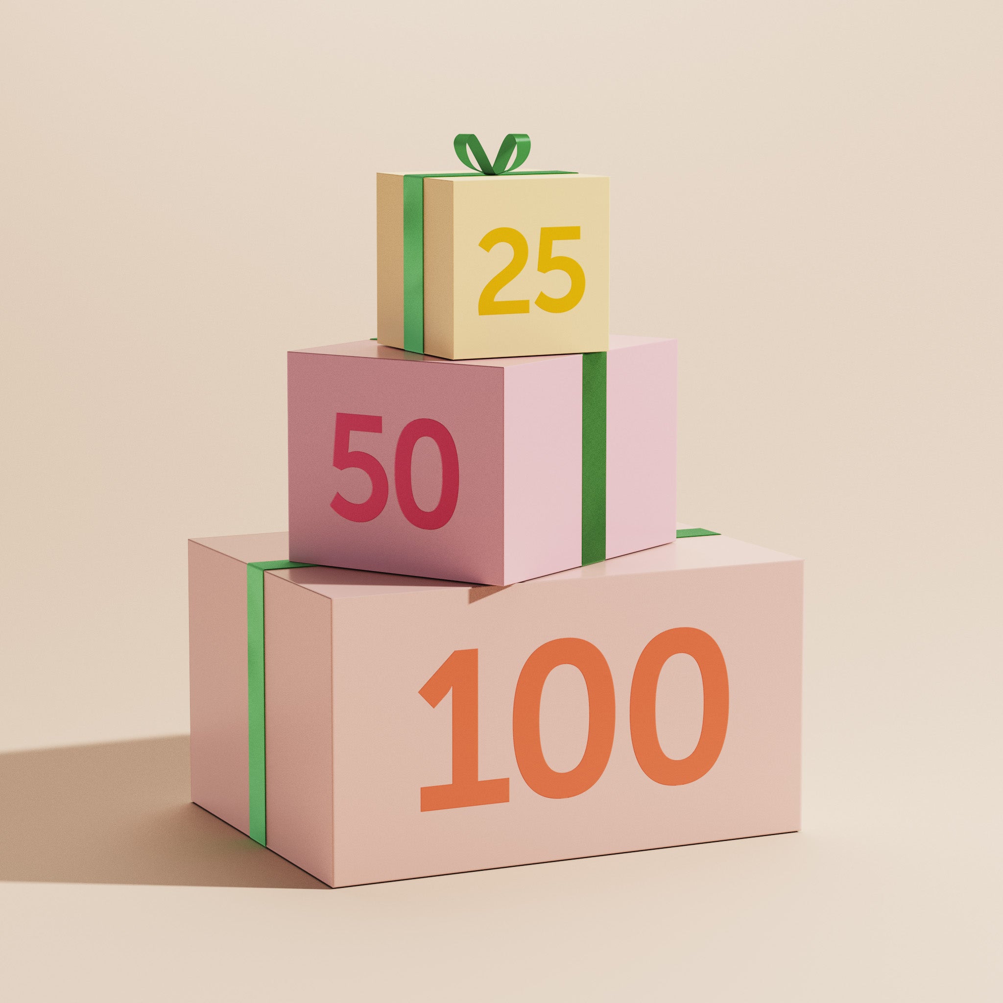 Drei aufeinander gestapelte Boxen in pastellfarben mit Geschenschleifen und den Zahlen 25, 50 und 100