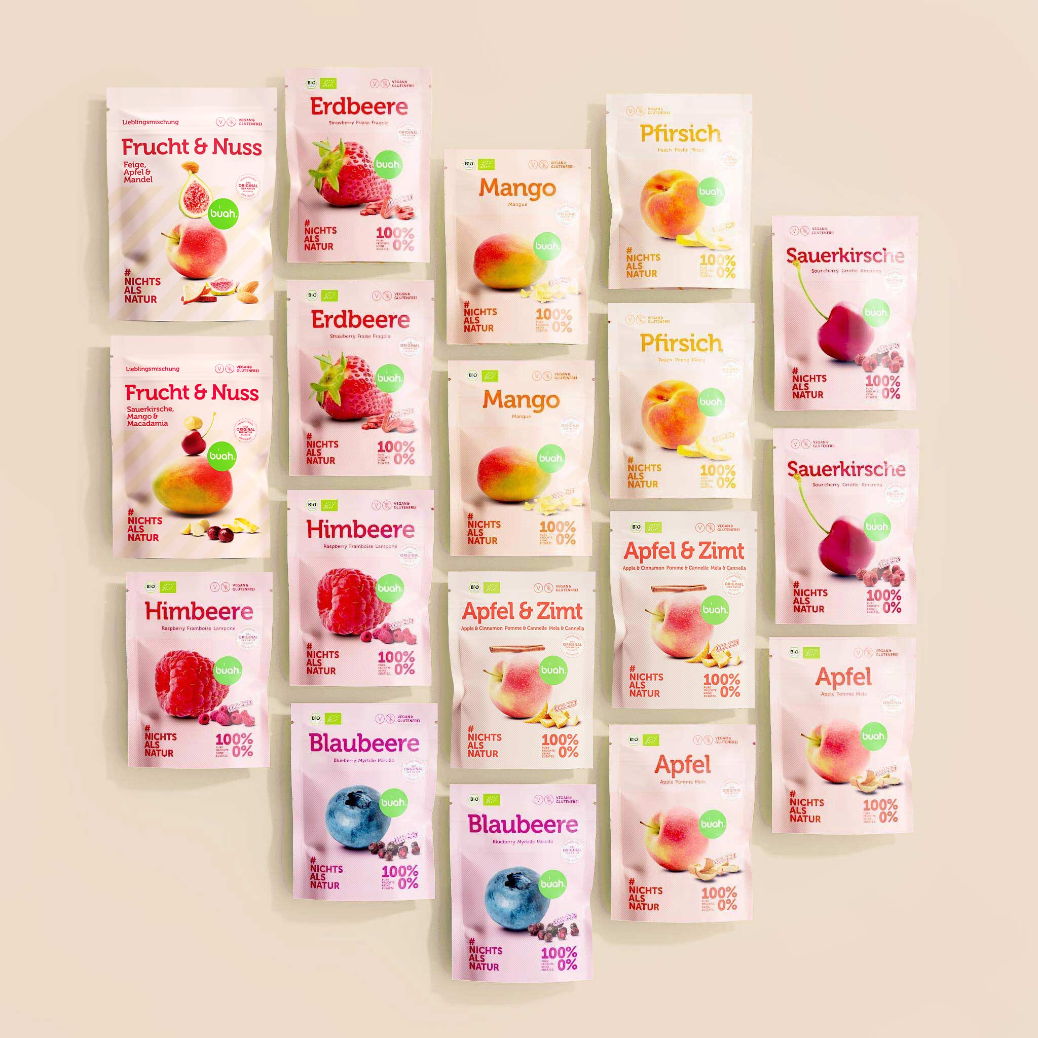 Set aus diversen buah Snackpack in verschiedenen Sorten, Erdbeere, Frucht & Nussmischung, Mango, Pfirsich, Sauerkirsche, Himbeere, Blaubeere, Ananas und Apfel - Snackpacks liegen nebeneinander aus Vogelperspektive, Hintergrund in beige.