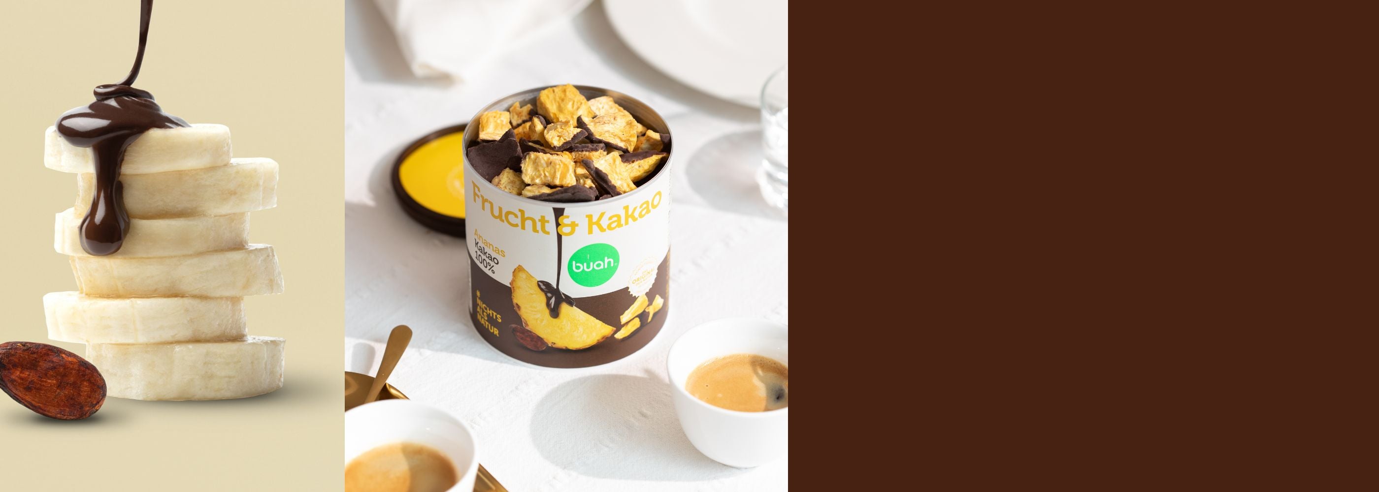 Splitscreen, ganz links frische Bananenscheiben aufeinander gestapelt, die mit Kakao uebergossen werden, daneben buah Frucht & Kakao Ananas in kleiner Dose als Schokofruechte, rechts brauner Hintergrund