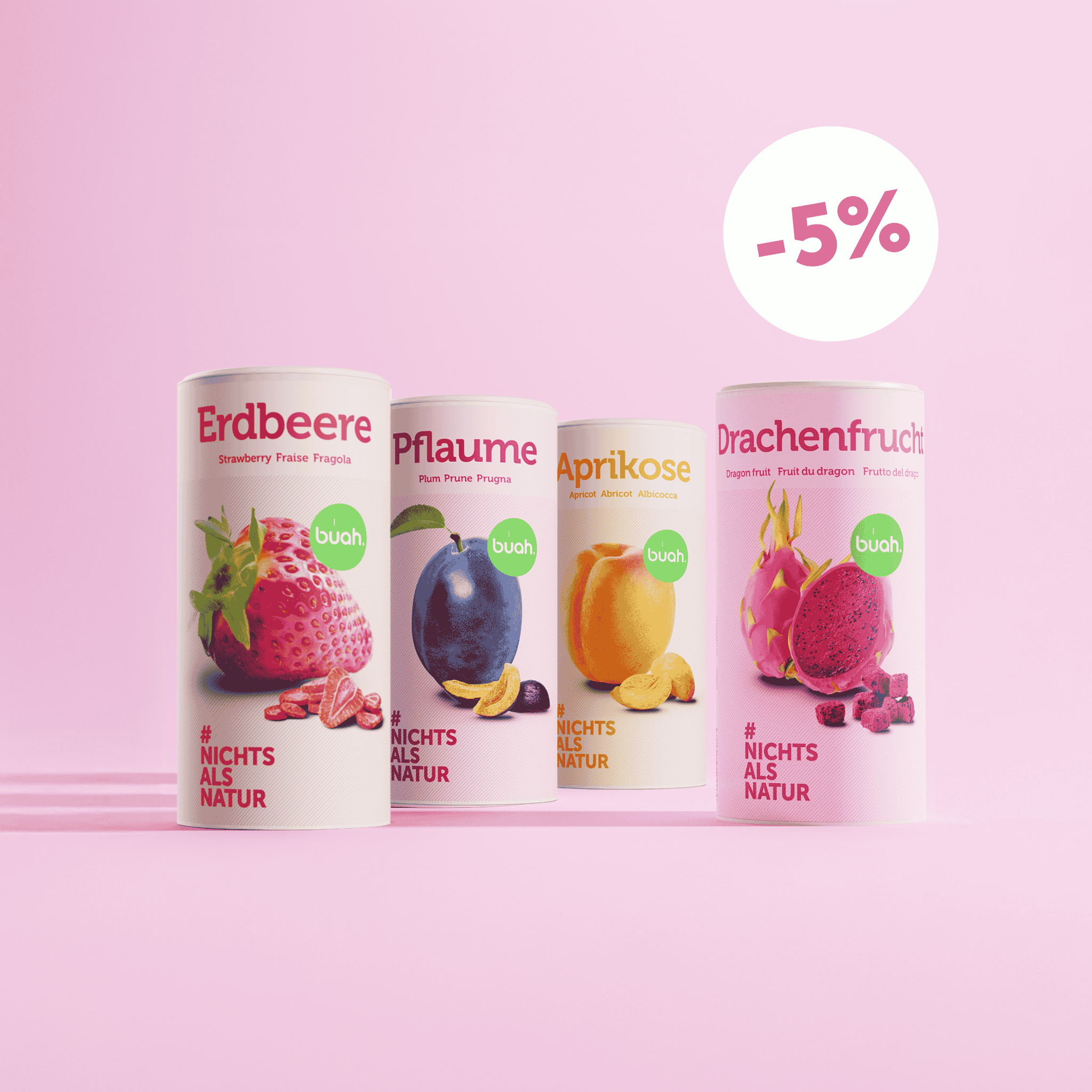 Neuheiten Set von buah mit den Dosen buah gefriergetrockneter Erdbeere, Pflaume, Aprikose und Drachenfrucht, vor rosa Hintergrund mit Badge 5% im Hintergrund