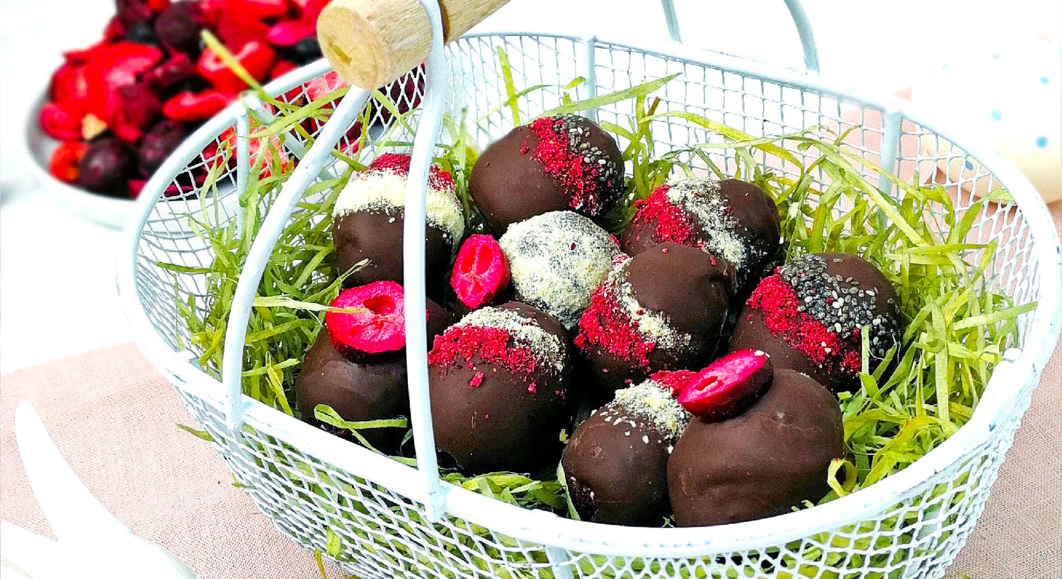 Fruchtig schokoladige Ostereier: Bliss Balls in Schokolade gehüllt