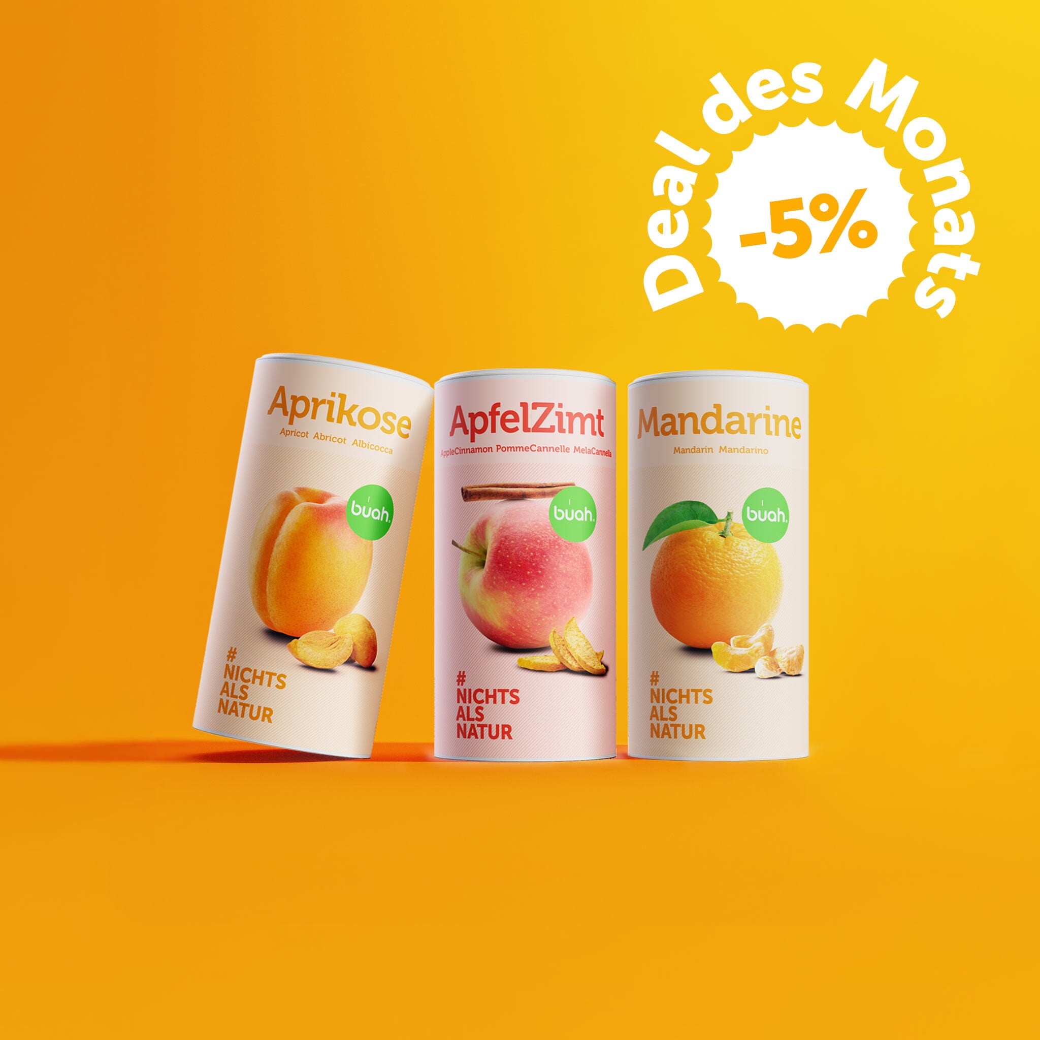buah Aktions-Set mit 3 Dosen vor orangenem Hintergrund, mit den Dosen buah Aprikose, ApfelZimt und Mandarine - 5 % Badge auf der Abbildung