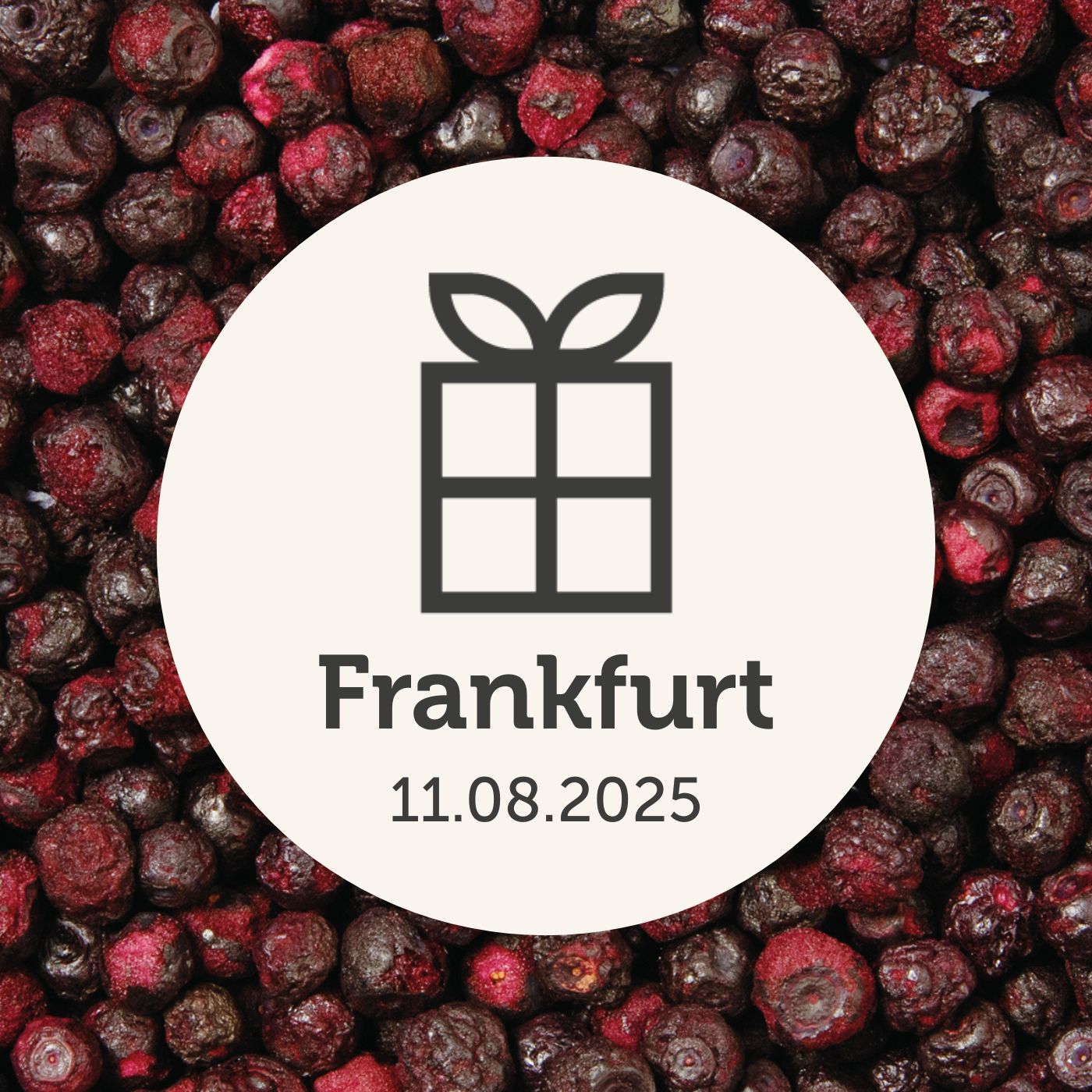 Hintergrund aus buah gefriergetrockneter Sauerkirsche mit Geschenk Logo und Frankfurt Schriftzug