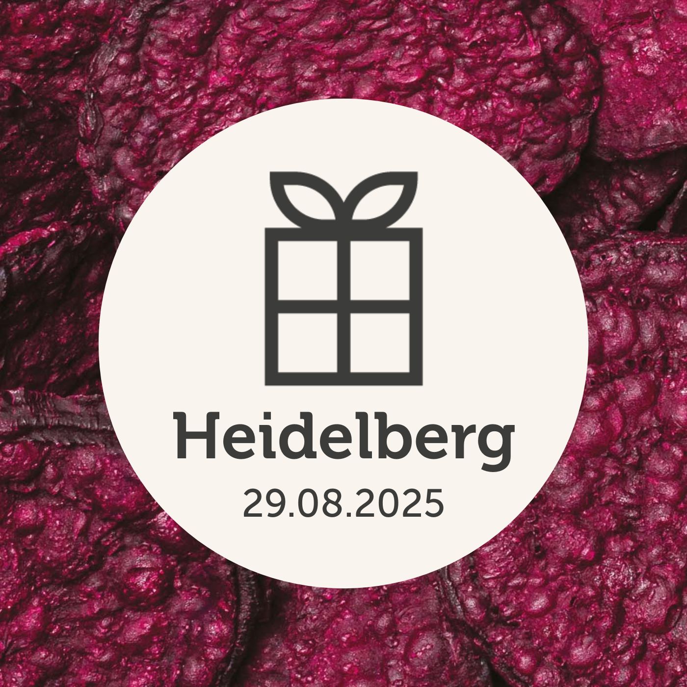 Hintergrund aus buah gefriergetrockneter roter Bete mit Geschenk Logo und Heidelberg Schriftzug