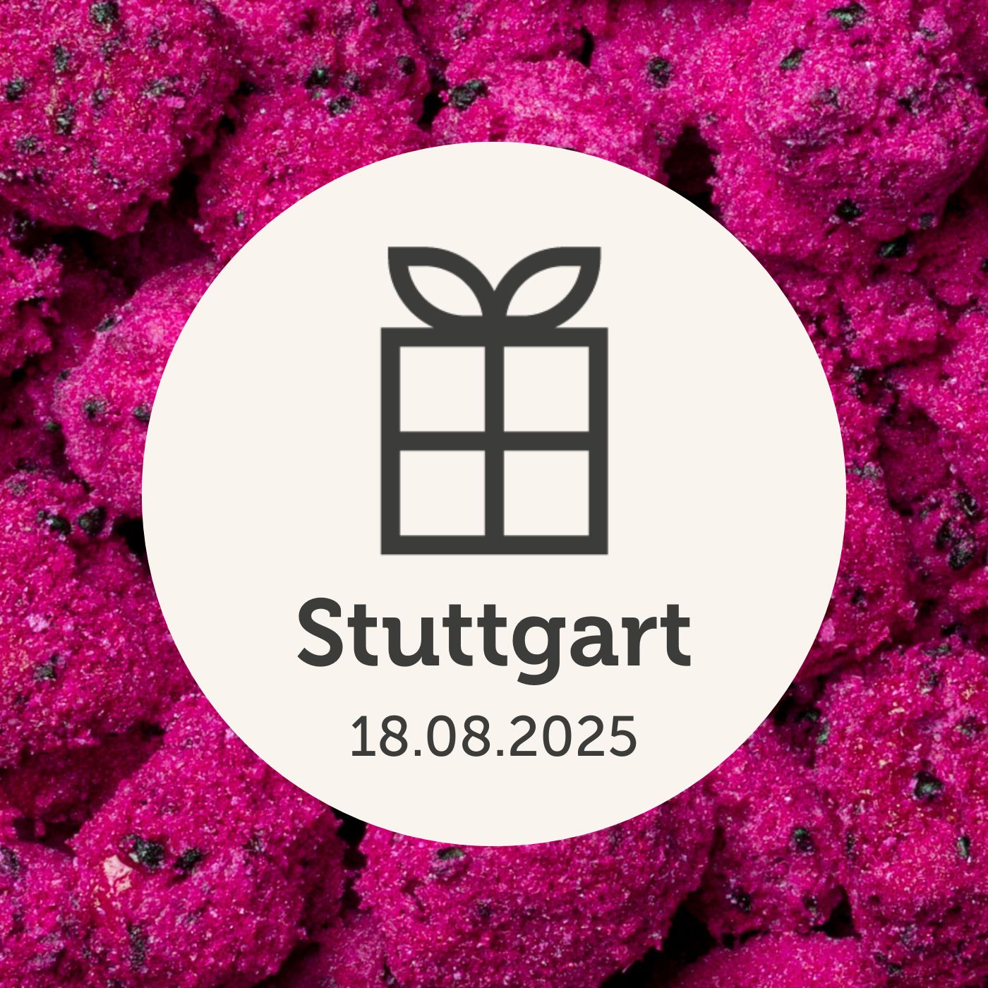 Hintergrund aus buah gefriergetrockneter Drachenfrucht mit Geschenk Logo und Stuttgart Schriftzug