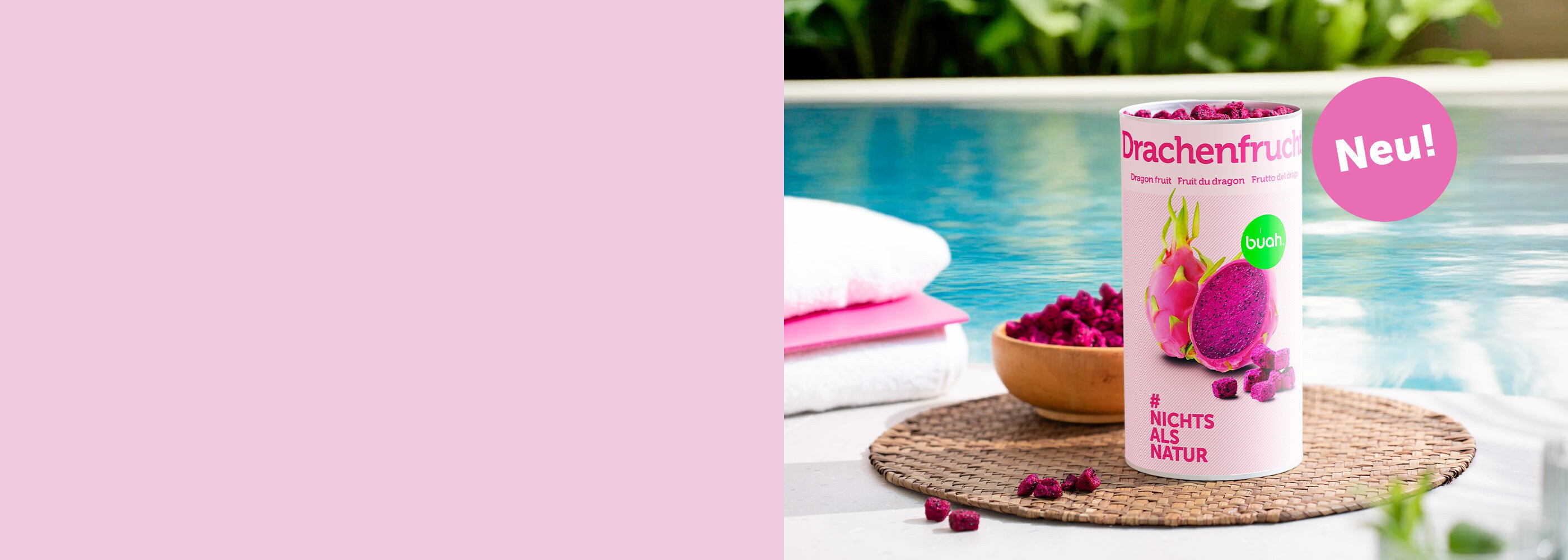 Dose buah gefriergetrocknete Drachenfrucht steht neben einer Schale aus Holz mit Drachenfrucht von buah, direkt neben einem Pool