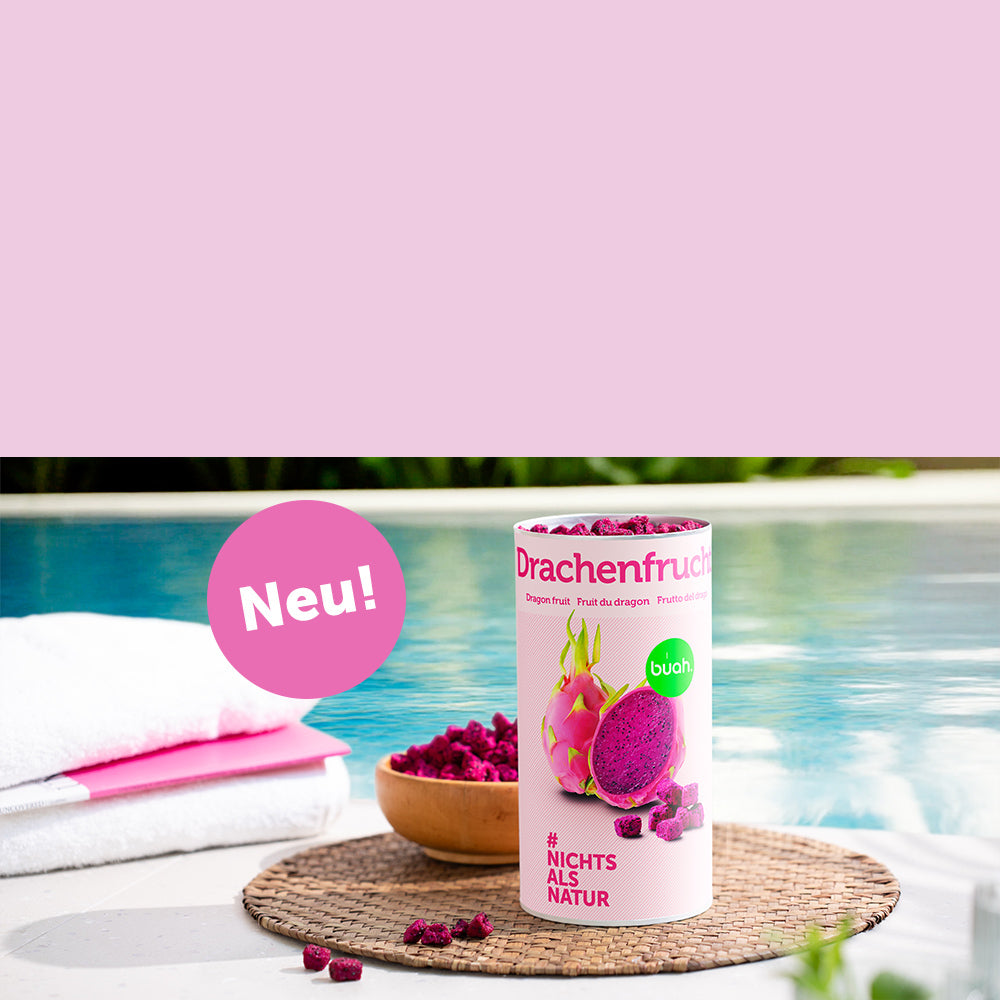 Dose buah gefriergetrocknete Drachenfrucht steht neben einer Schale aus Holz mit Drachenfrucht von buah, direkt neben einem Pool