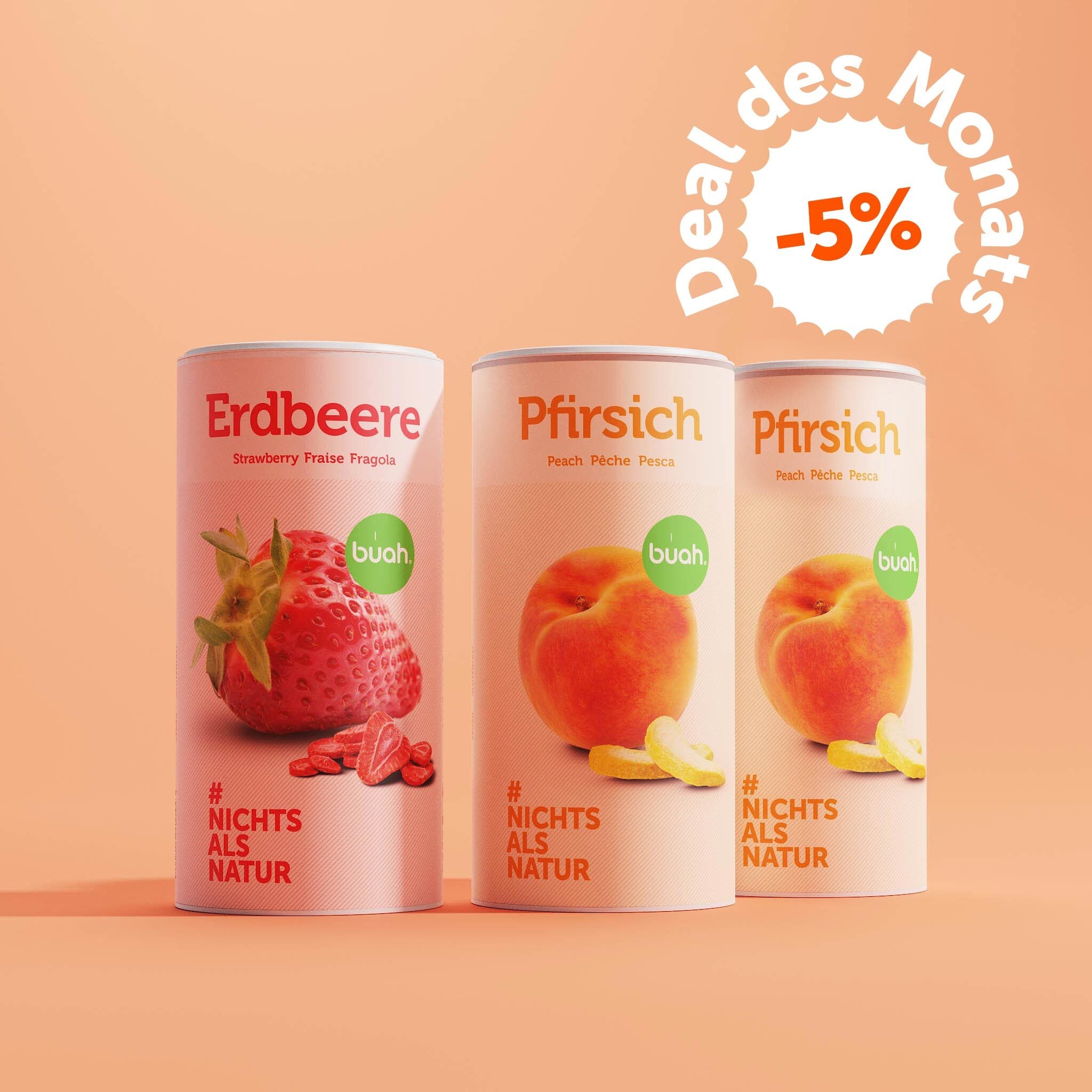 buah gefriergetrocknete Erdbeere in grosser Dose neben zwei Dosen buah Pfirsich, nebeneinander stehend vor orangenem Hintergrund, 5% Badge 