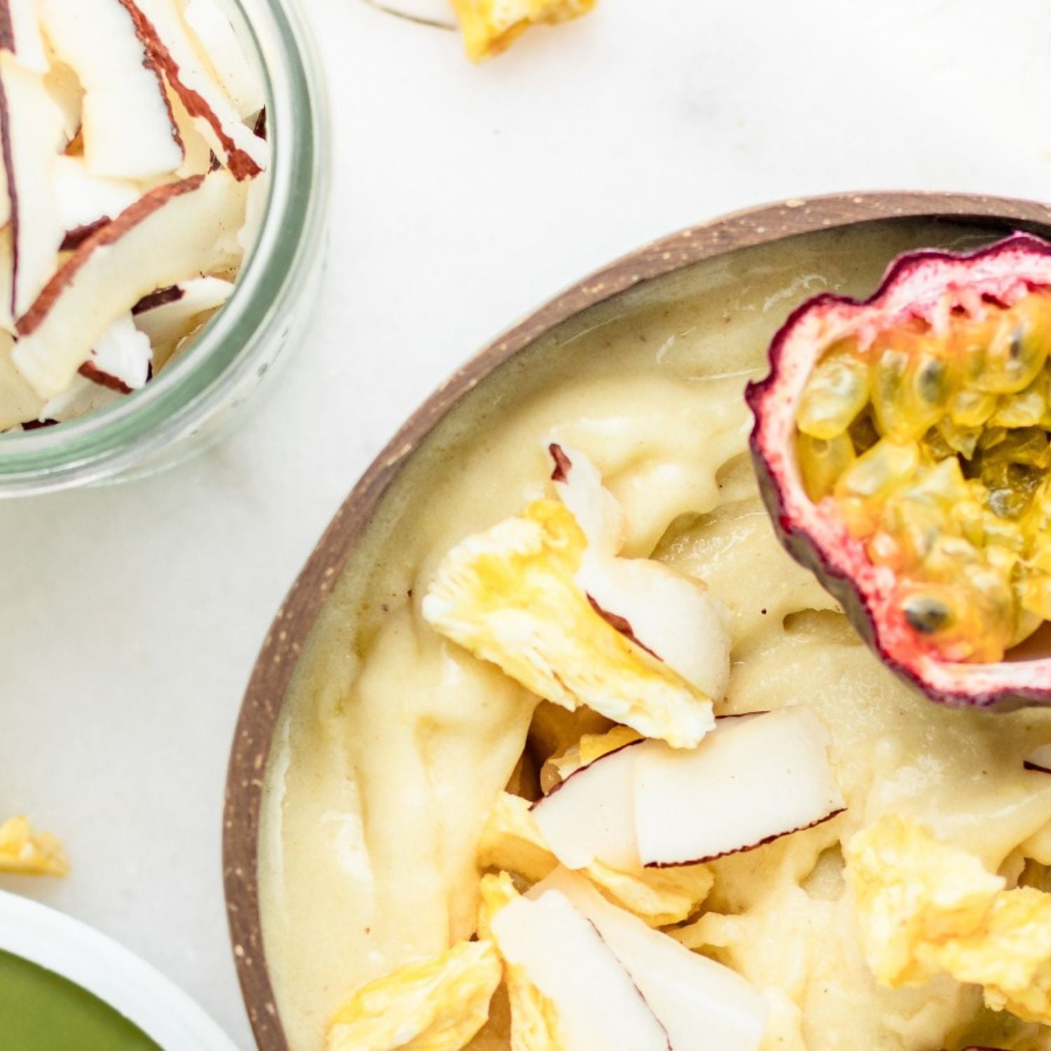 Ananas und Kokos Eis aus buah Früchten in einer Kokonuss-Schale mit buah gefriergetrockneten Früchten als Topping