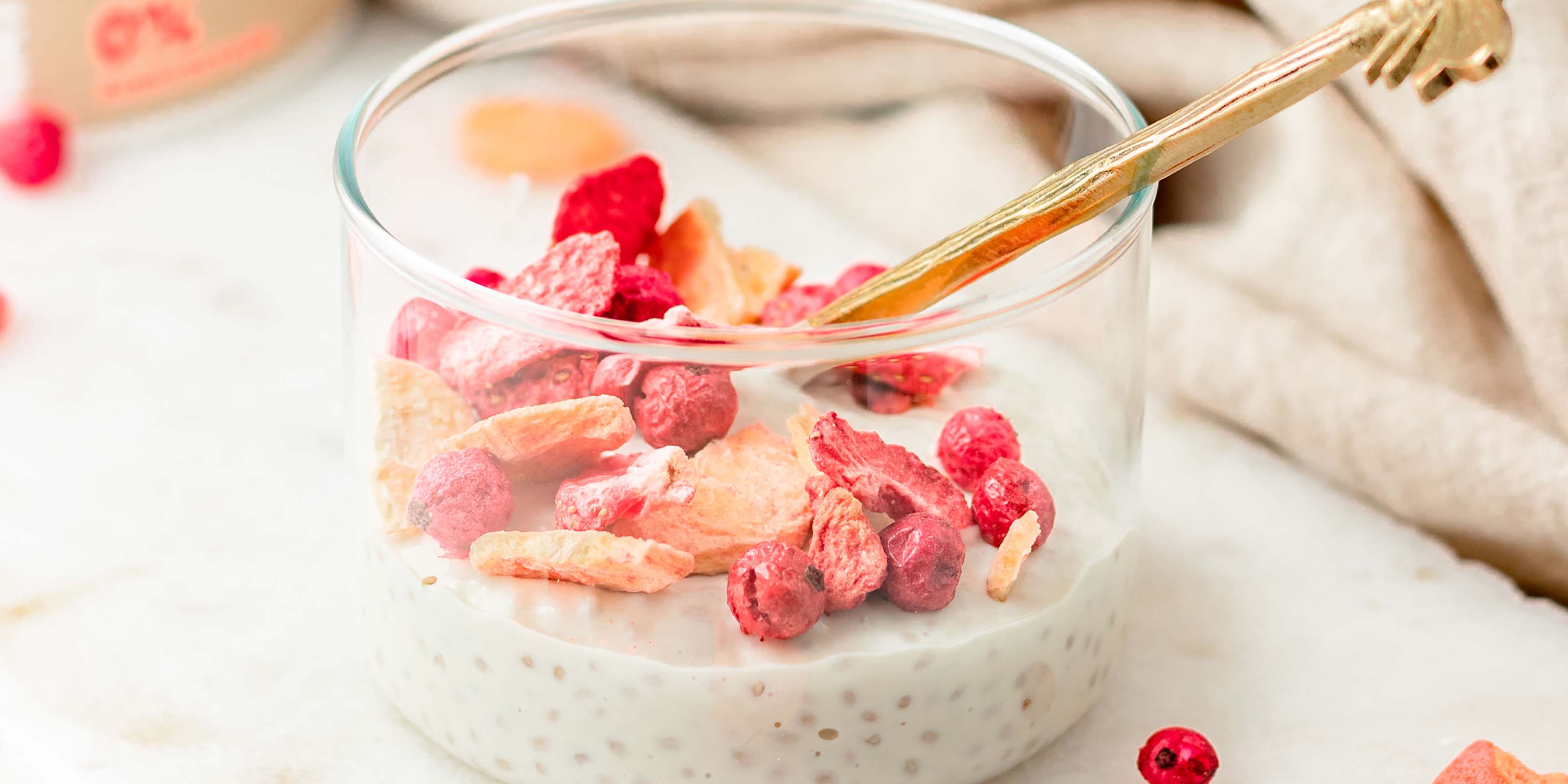 Chia Pudding in einem Glas mit buah Erdbeere und buah Bananen als Garnitur 