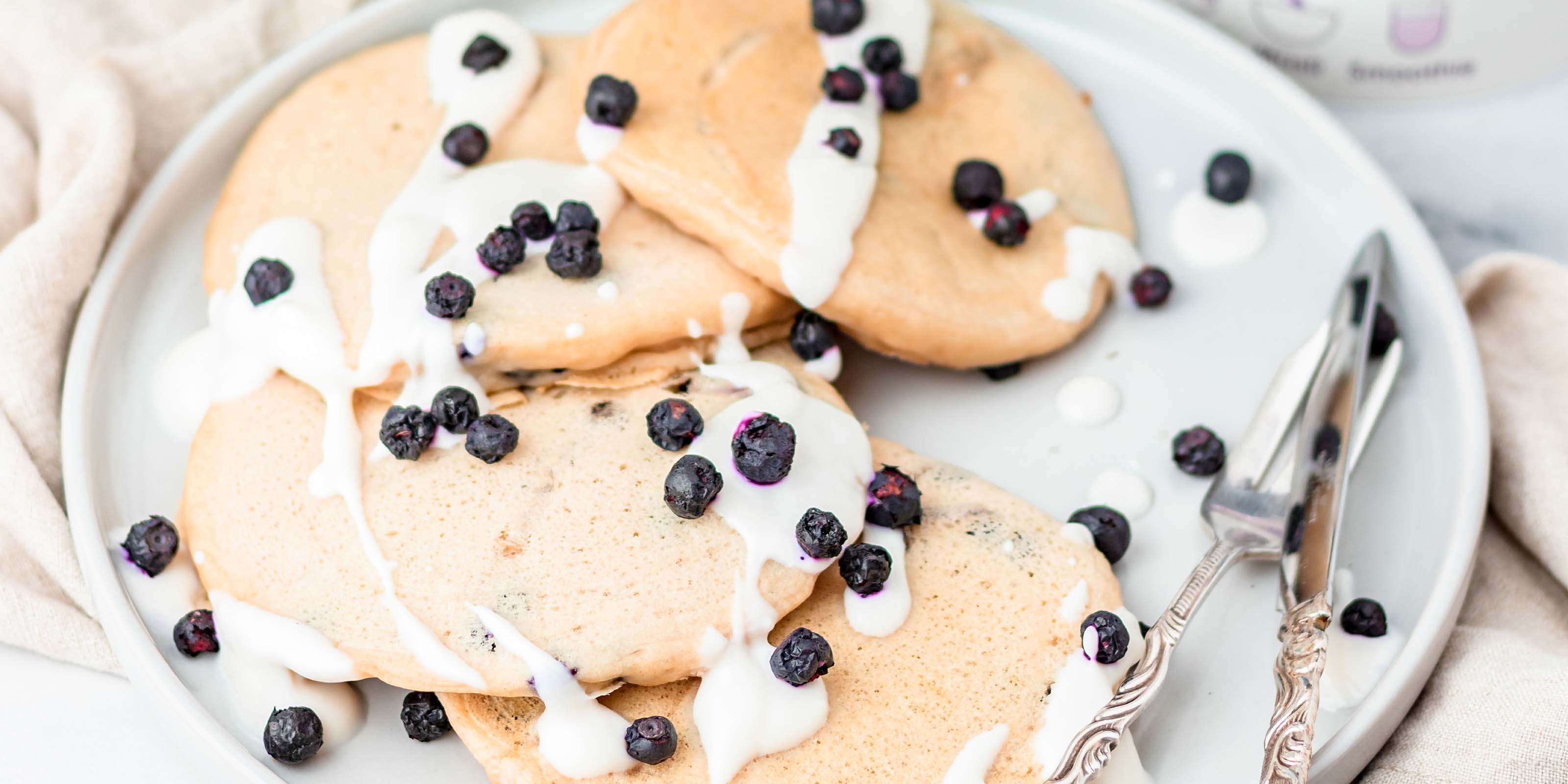 Pancakes auf einem Teller mit buah Blaubeeren als Topping